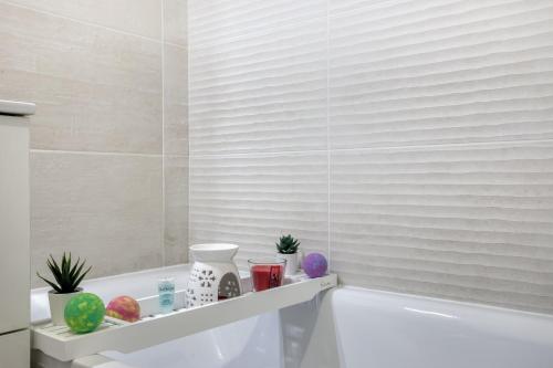 巴尼奧雷的住宿－Luxueux Paris - Bagnolet - Les Lilas-Parking Gratuit，浴室配有白色浴缸和白色浴缸。