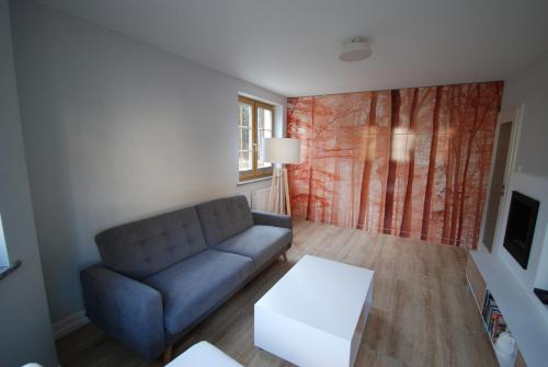 un salon avec un canapé et une table dans l'établissement TLA Schreiberhau, à Szklarska Poręba