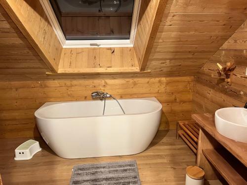 Ένα μπάνιο στο Gîte 5* piscine intérieure, sauna, à 20 mins des pistes de ski, à 300 m d’un Lac
