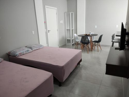 Ένα ή περισσότερα κρεβάτια σε δωμάτιο στο Apartamento 1/4 Bombinhas fino acabamento