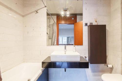 łazienka z umywalką, wanną i toaletą w obiekcie Apartamento DUPLEX ISOZAKI-GUGGENHEIM w mieście Bilbao