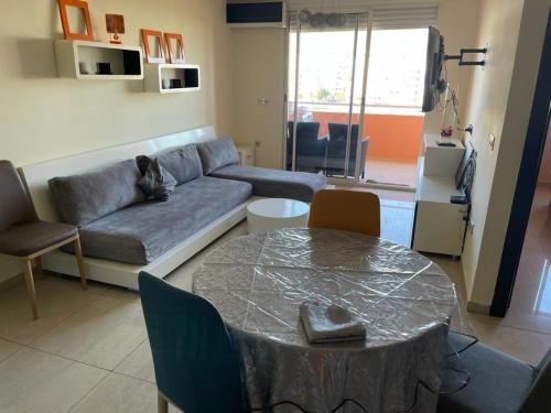 een woonkamer met een bank en een tafel bij appt islane gh25 in Agadir