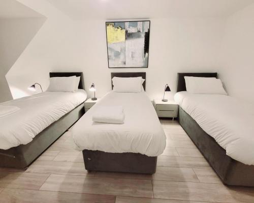 En eller flere senger på et rom på Garland Modern 2 Bedroom Apartment With Parking London