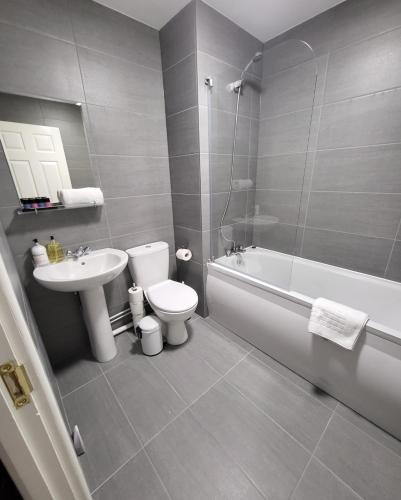 Et badeværelse på Garland Modern 2 Bedroom Apartment With Parking London