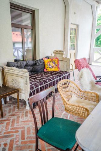a living room with a couch and chairs at Kosowisko in Miłki