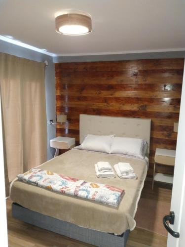 Un dormitorio con una cama con dos toallas encima. en Casa Gregores 2, en Gobernador Gregores