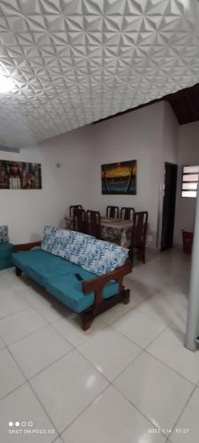 a room with a bed and a table and chairs at Casa de condomínio para 6 pessoas, tudo a pé, perto do centro e piscinas naturais in Porto De Galinhas