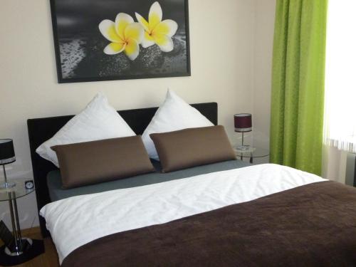 ツェルティンゲン・ラハティグにあるMoselferienhaus-Zeltingenのベッドルーム1室(黄色い花の壁にベッド1台付)