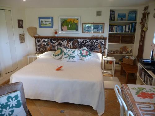 เตียงในห้องที่ Aimeo Cottage