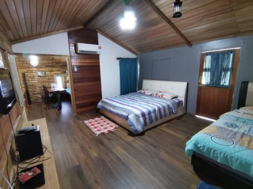 Postel nebo postele na pokoji v ubytování Cassava Homestay - Rumah Gallery