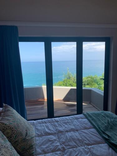 赫罗德斯湾Dolphin View的一间带床的卧室，可欣赏海景
