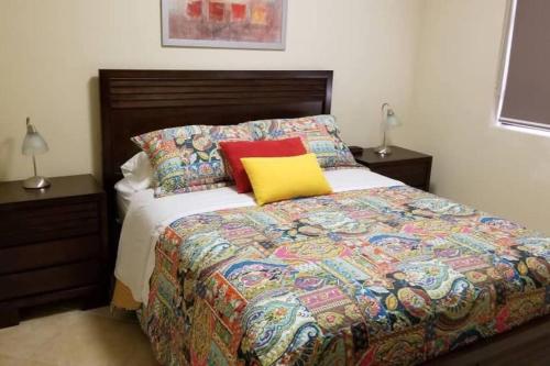 - une chambre avec un lit avec une couette colorée et 2 lampes dans l'établissement LUXURIOUS 3 BEDROOM HOUSE IN GOLD COAST, à Palm-Eagle Beach