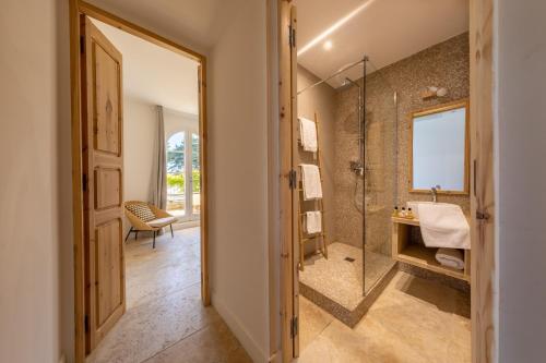 uma casa de banho com um chuveiro e um lavatório. em Moulin de la Roque em Althen-des-Paluds