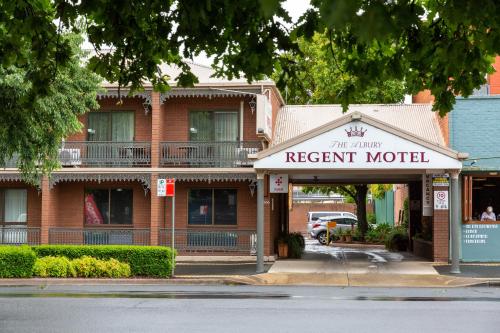 una señal de motel del complejo frente a un edificio en Albury Regent Motel, en Albury