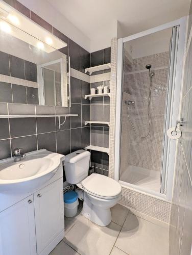 une salle de bain avec toilettes, lavabo et douche dans l'établissement Appartement cosy avec parking proche port et plage, au Cap d'Agde