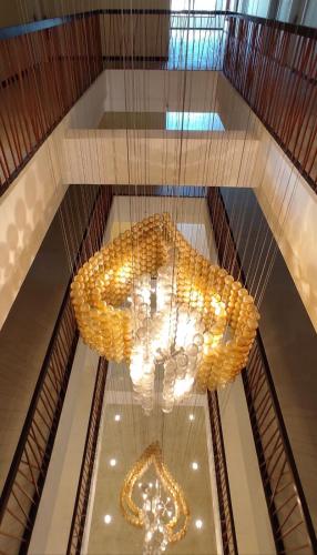 una gran lámpara de araña colgando del techo de un edificio en Olive Town Center and Hotel, en Baguio