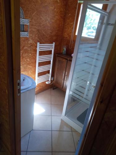 łazienka z klatką schodową, toaletą i oknem w obiekcie appartement meublé w mieście Vizille