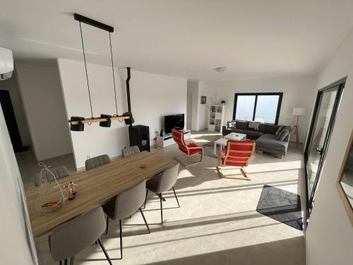 a living room with a wooden table and chairs at Casa Felino in Nadadouro