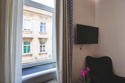 Bed & Atmosphere Rooms