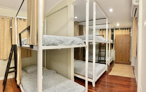 Schlafsaal mit 4 Etagenbetten in der Unterkunft Dara Three Hostel ดาราตรี in Bangkok