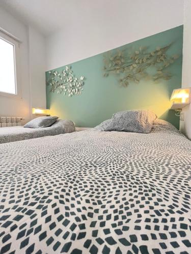 um quarto com duas camas e um quadro na parede em MGG - Apartamento Muelle em Albacete
