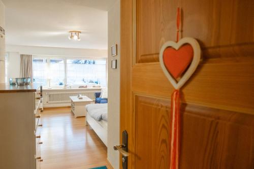 Una habitación con una puerta con un corazón. en Haus Sonnheim, en Zermatt