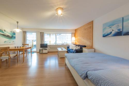 sypialnia z łóżkiem i salon w obiekcie Haus Sonnheim w mieście Zermatt
