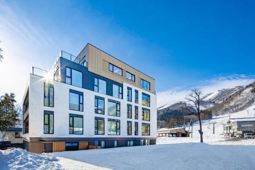 Nespecifikovaný výhled na hory nebo výhled na hory při pohledu z aparthotelu