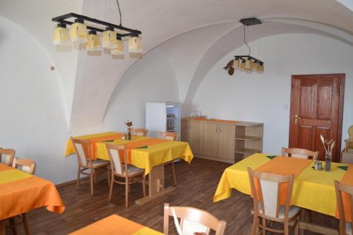 
Ein Restaurant oder anderes Speiselokal in der Unterkunft Ubytování na Hájence 
