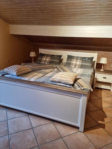 a bedroom with a large white bed in a room at Ferienwohnung am Zeitenweg in Windeck