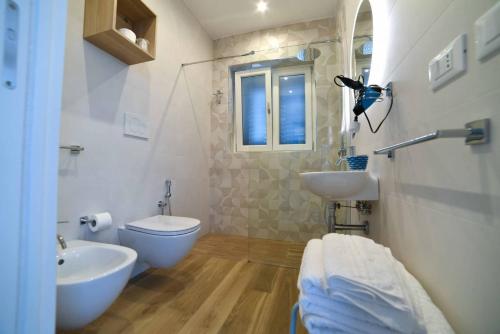 A bathroom at La Caletta Bed and Breakfast