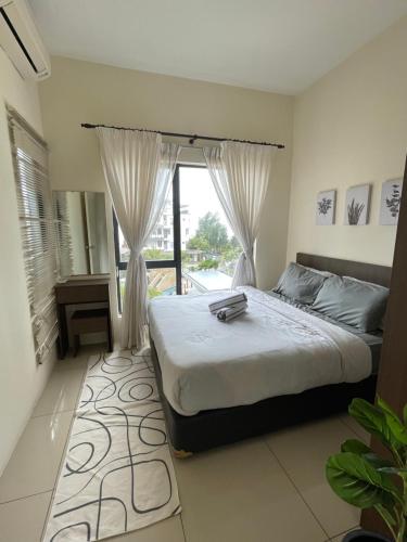 1 dormitorio con cama y ventana grande en Swiss Garden Resort Residence (Beach & Waterpark) en Kuantan
