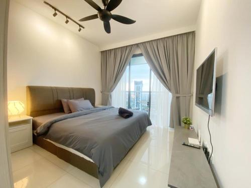 Teega Suites, Puteri Harbour, Iskandar Puteri في نوساجايا: غرفة نوم بسرير ومروحة سقف