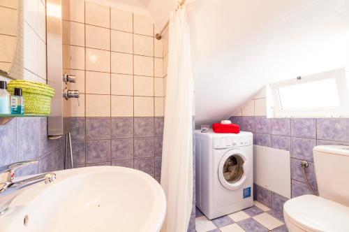 Kúpeľňa v ubytovaní Beachfront Villa Victoras - With private beach