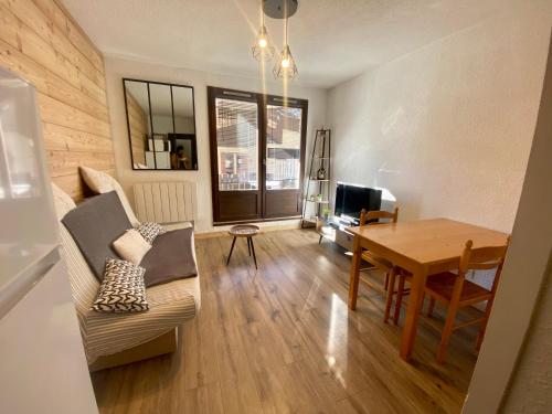 ein Wohnzimmer mit einem Tisch und einem Esszimmer in der Unterkunft Orrianes'home in Les Orres