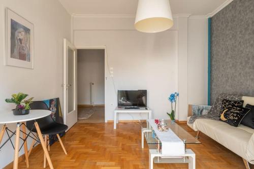 salon z kanapą i stołem w obiekcie Eχquisite apt in Acropolis-plaka/vaccinatedHost w Atenach