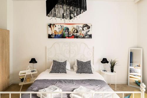 A bed or beds in a room at Downtown Apt with Garden in PLAKA (+Netflix)