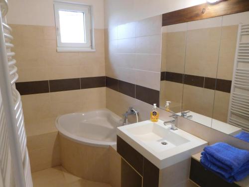 een badkamer met een wastafel en een bad bij Apartman HF in Liberec