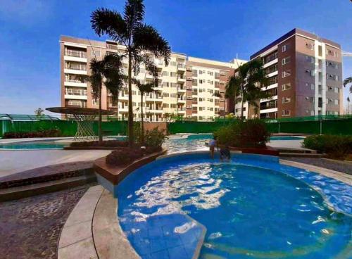 伊洛伊洛AVIDA ATRIA T2- A, near SM city and smallville的大楼前的大型游泳池