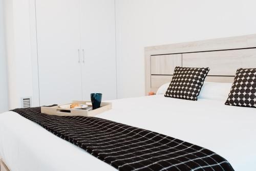 Postel nebo postele na pokoji v ubytování Hauzify I Apartaments Coral