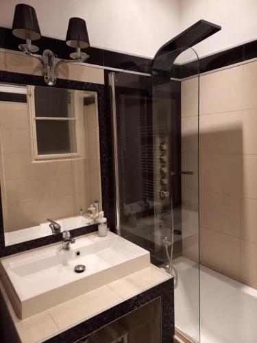 GB Apartments tesisinde bir banyo