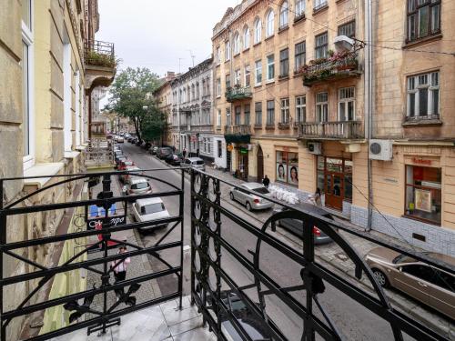 Una vista de una calle de la ciudad con coches y edificios. en Golden Violin ! Apartments Lviv S, en Leópolis