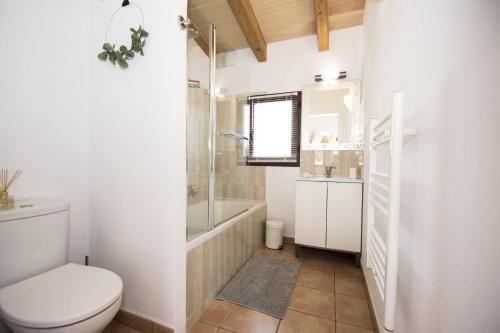 ファラニチュにあるVilla Alegria 55 Cala Serenaのバスルーム(トイレ、バスタブ、シンク付)