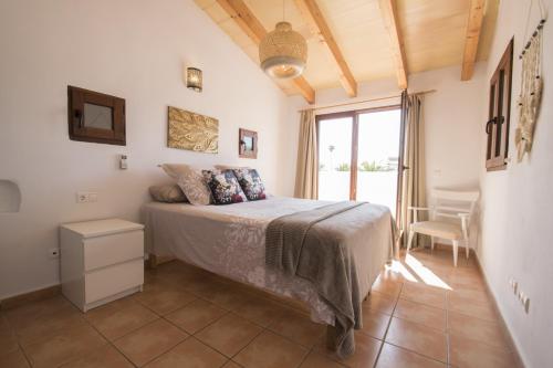 1 dormitorio con 1 cama en una habitación con ventana en Villa Alegria 55 Cala Serena, en Felanitx