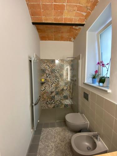 A bathroom at Sotto la torre