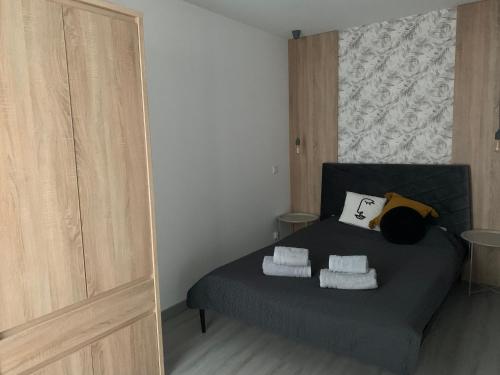 een slaapkamer met een bed met handdoeken erop bij Apartament 44 in Szczecin