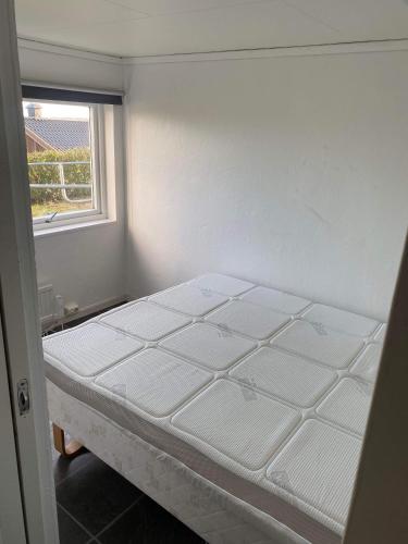 מיטה או מיטות בחדר ב-Ingvilds hybelleilighet
