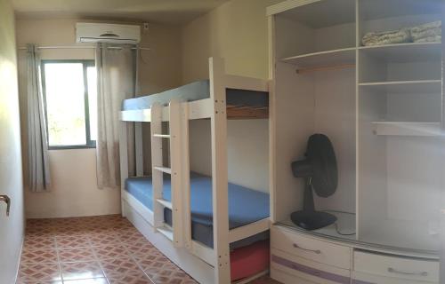 1 dormitorio con 2 literas y ventana en Casa com Pôr do Sol em Canto Grande - Casa Beira Mar Bombinhas, en Bombinhas