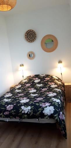 une chambre avec un lit avec une couverture noire et blanche dans l'établissement Plage de Solidor, quartier Saint Servan, à Saint-Malo