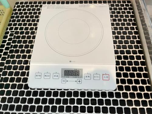 an electronic scale sitting on top of a metal mat at Kamakura Jomyoji Terrace-鎌倉浄明寺テラス- in Kamakura